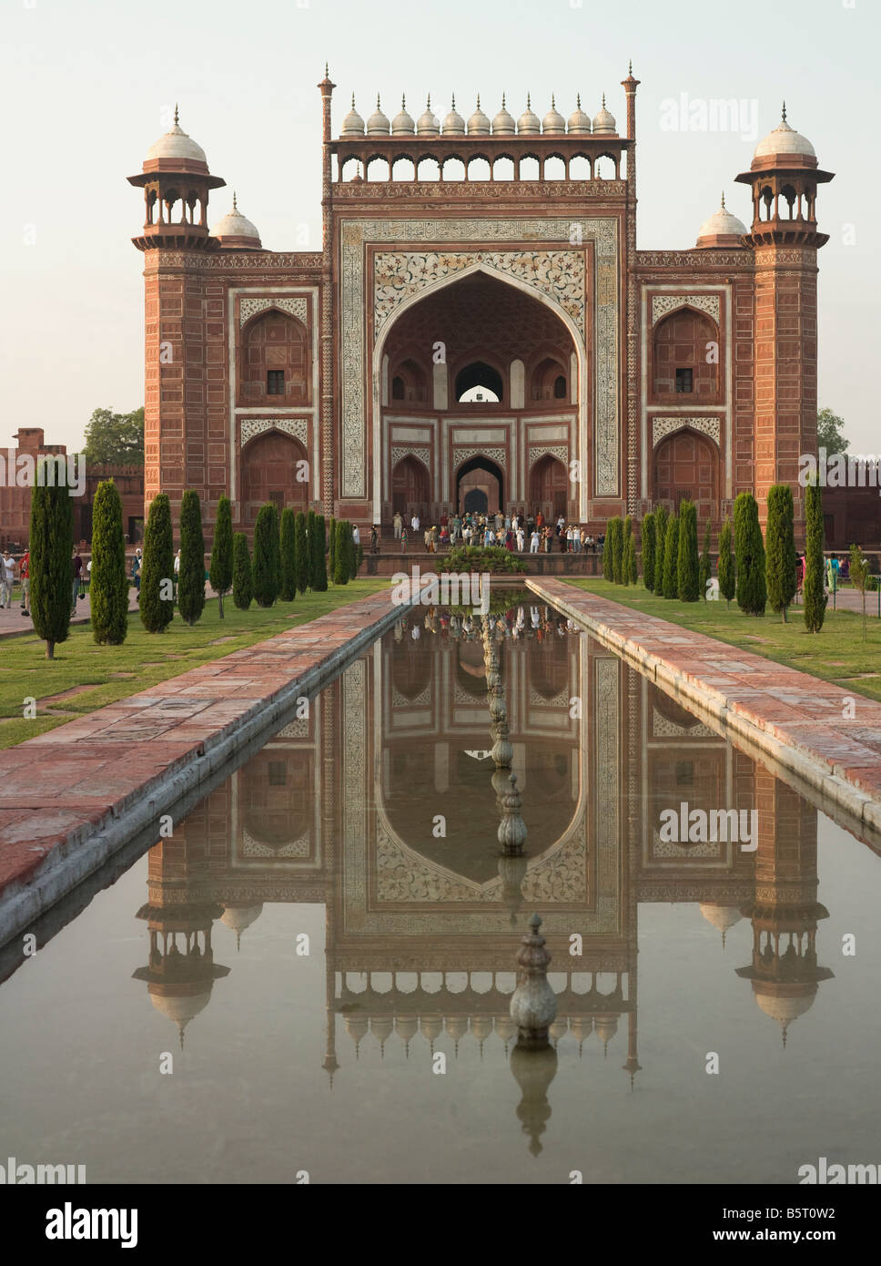 Taj Mahal Gateway & Reflexionen Stockfoto
