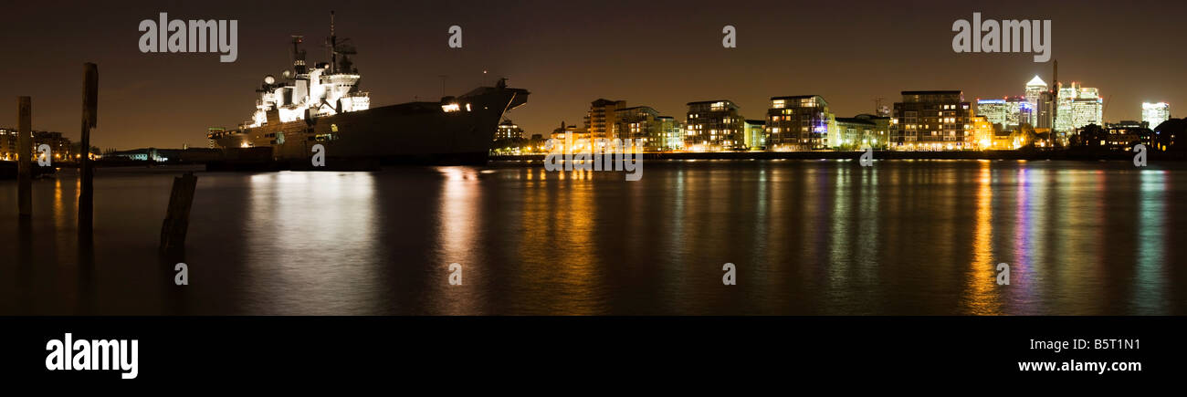 HMS Illustrious vertäut am Greenwich Pier London für Erinnerung Wochenende feiern Stockfoto
