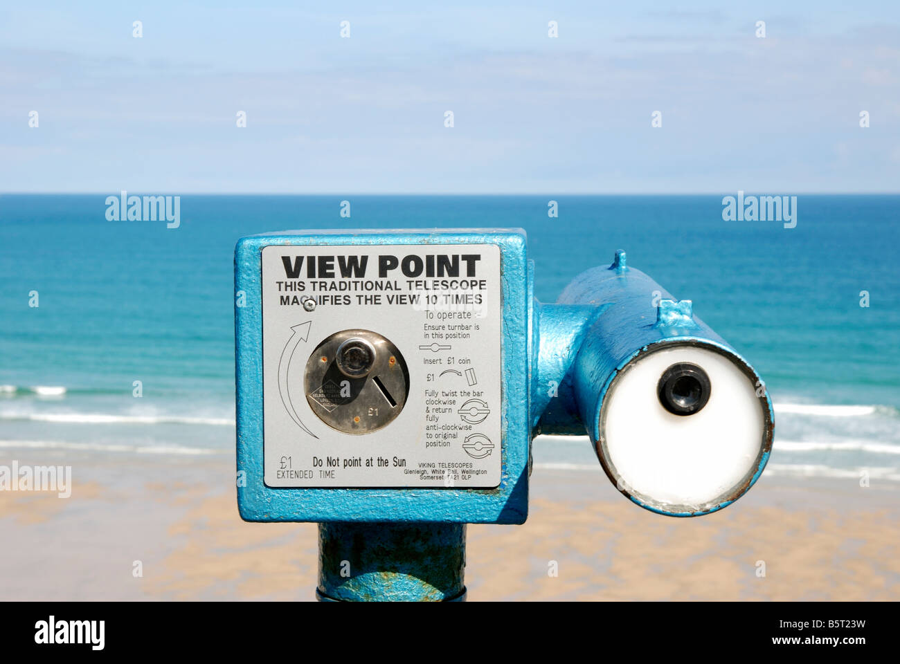 ein Meer-Teleskop mit Blick auf einen Strand von Newquay in Cornwall, Großbritannien Stockfoto