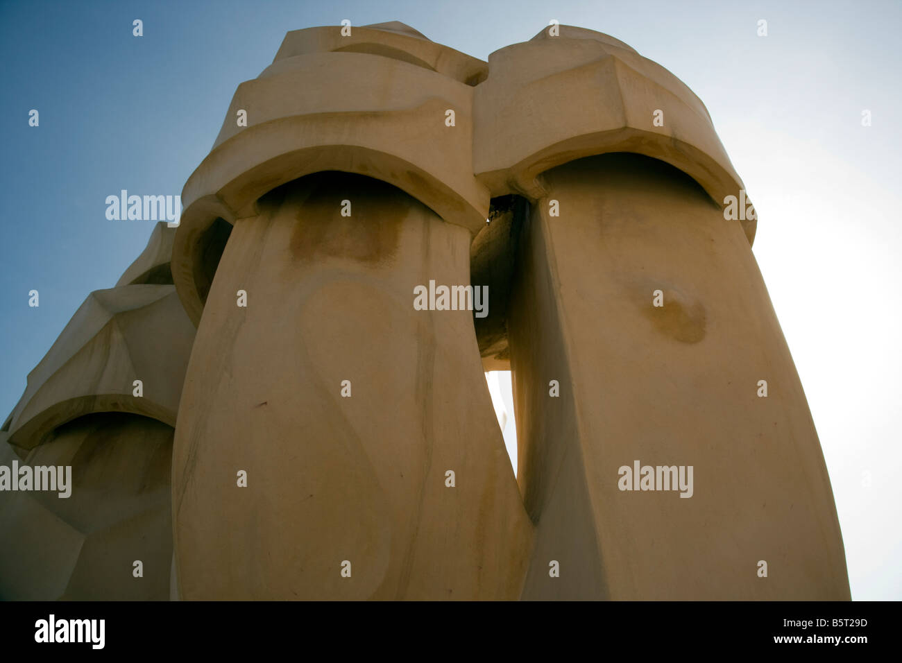 Schornsteine der Casa Mila Barcelona, das äußere dieser ikonischen Gebäude von Antoni Gaudi Stockfoto