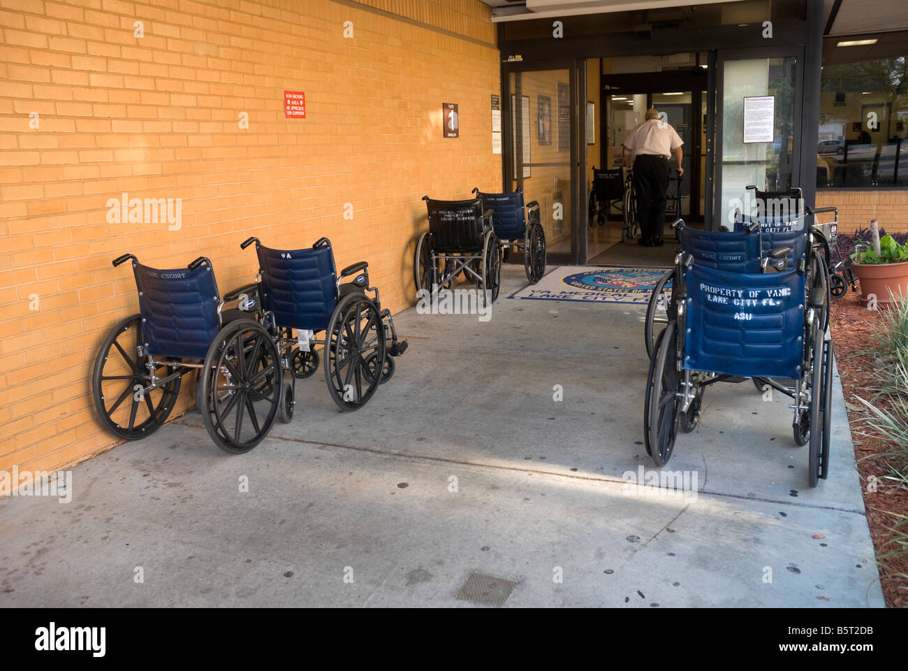 Rollstühle, die aufgereiht am Eingang der Veterans Administration Hospital Lake City Florida Stockfoto