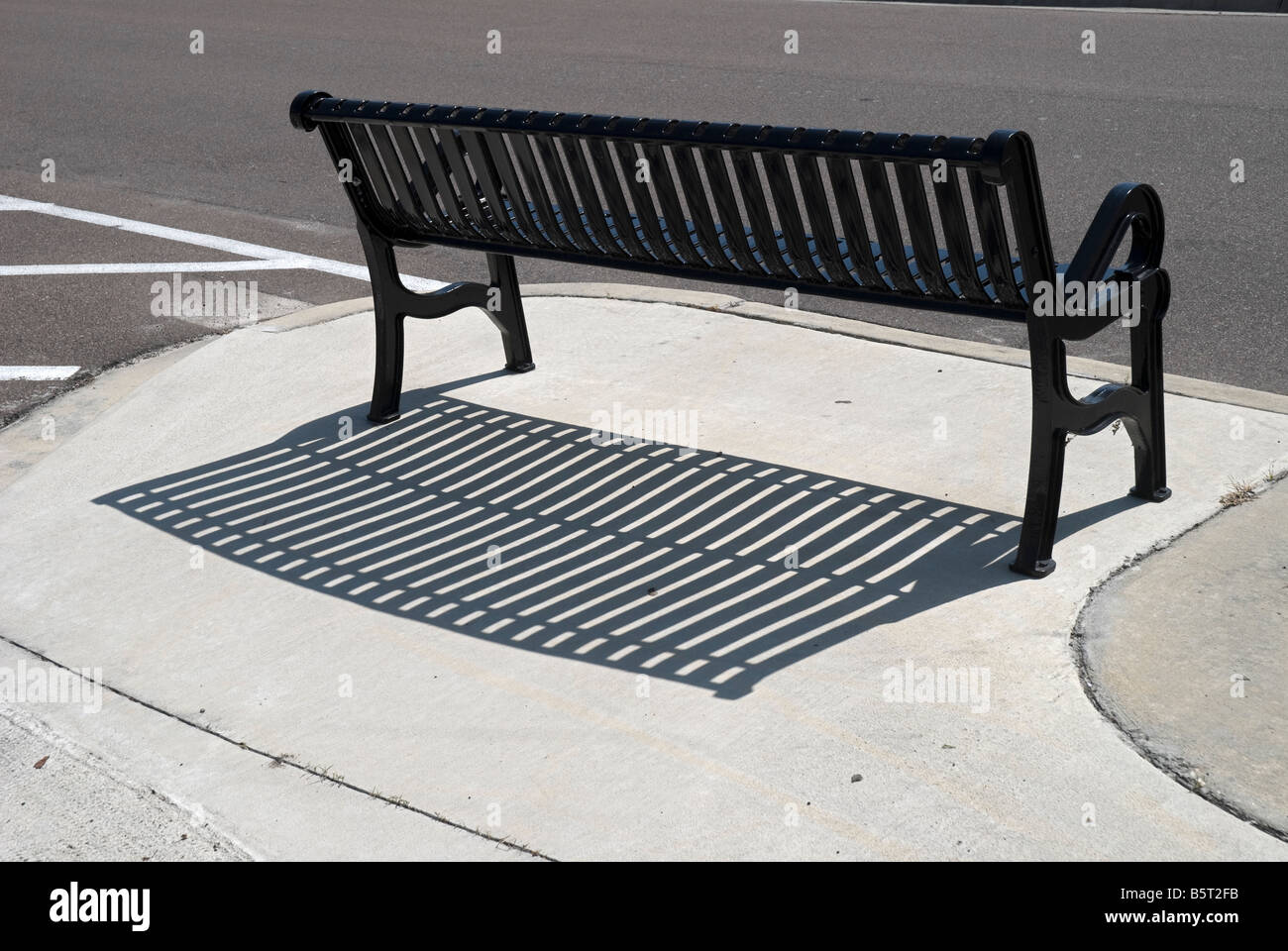 Metallbank und seinem Schatten in neuen Shopping Center North Florida Stockfoto