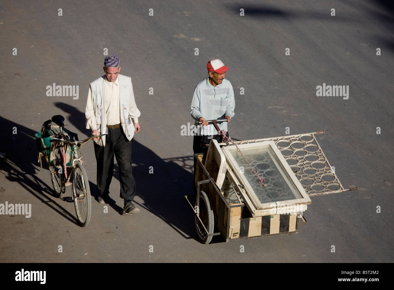 Männer, die Transport von Baumaterialien in einem Wagen, Er Rachidia, Marokko, Nordafrika Stockfoto