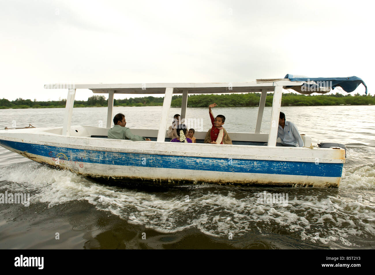 Boot auf dem Cunambar-Fluss in der Nähe von Pondicherry, Indien. Stockfoto