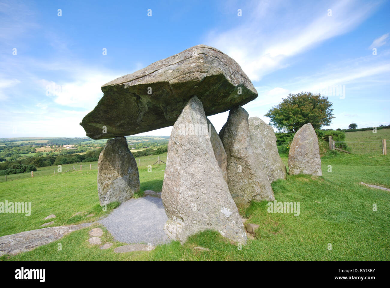 Eine Bronzezeit megalithischen Ort an Pentre Ifan, stammt aus 4000 v. Chr., zeigt vertikalen Steinen ein 40-Tonnen-Schlussstein zu unterstützen. Stockfoto