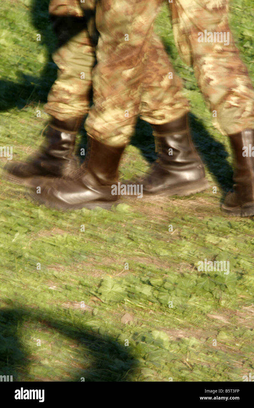 zwei Soldaten Füße auf Schlachtfeld marschieren Stockfoto