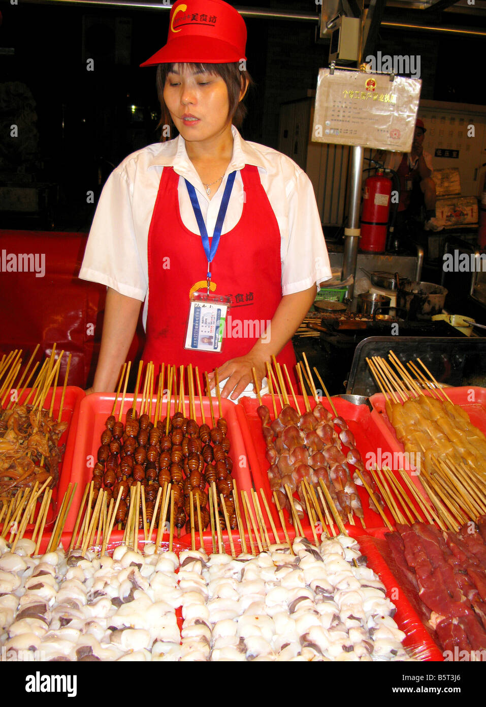 Ein Arbeiter auf der Donghuamen Night-Food Straßenmarkt in Peking China Stockfoto