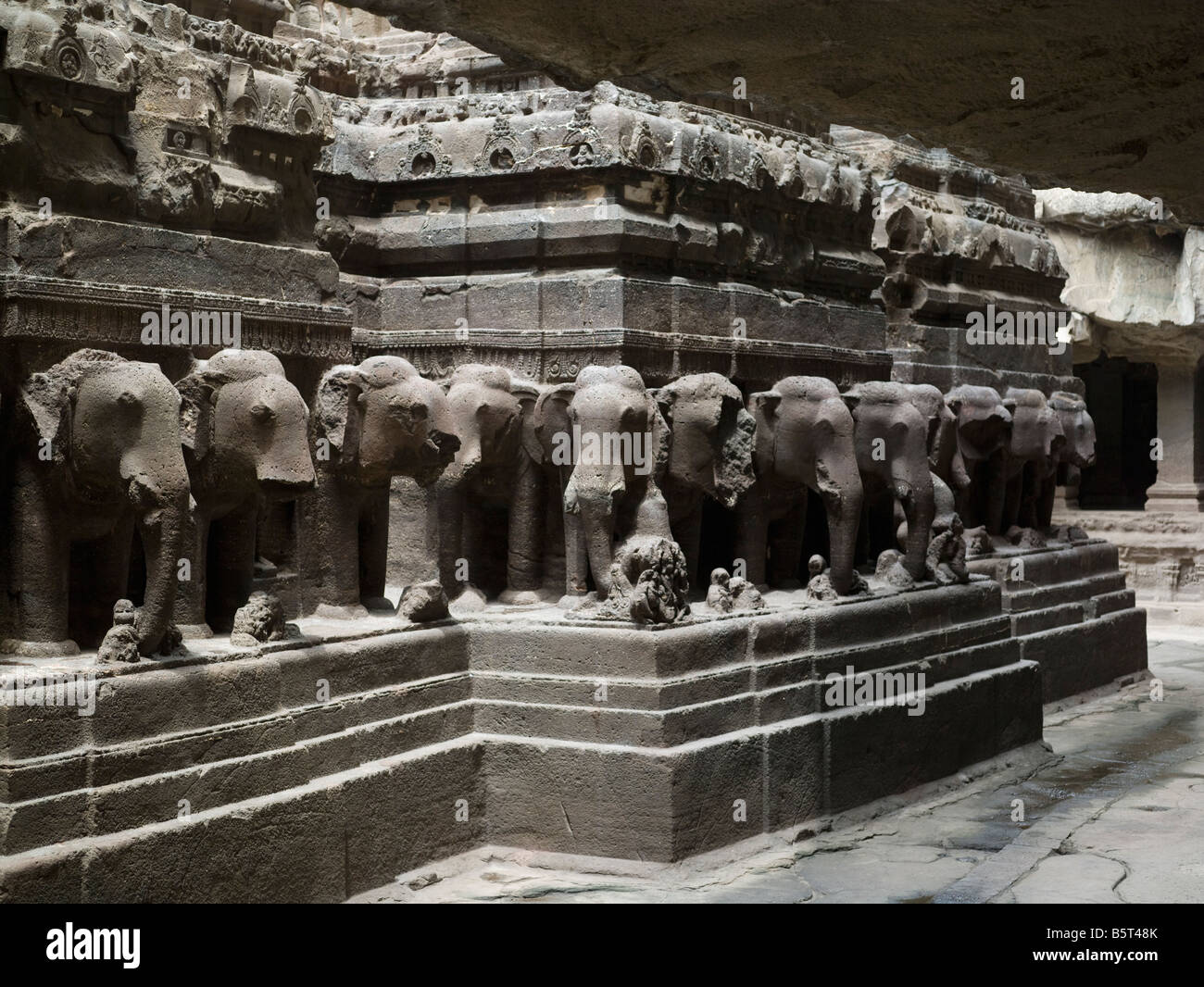 Kailasanatha-Tempel aus Basalt Monolith Ellora Höhlen Indien Elefanten Fries geschnitzt Stockfoto