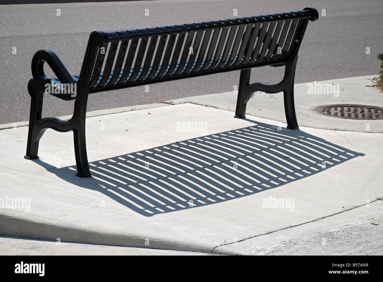 Metallbank und seinem Schatten in neuen Shopping Center North Florida Stockfoto