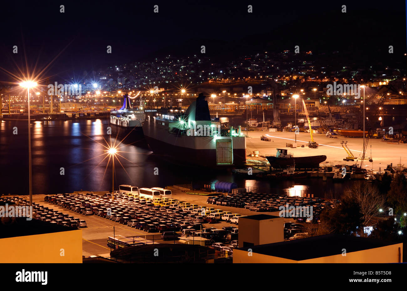 Der Hafen von Piräus in der Nacht Stockfoto