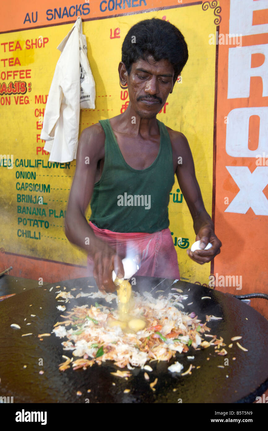 Mann im Süden indisch Kochen Rührei am Straßenrand Dhaba in Pondicherry, Indien. Stockfoto Mann im Süden indisch Kochen Rührei am Straßenrand Dhaba in Pondicherry, Indien. Stockfoto