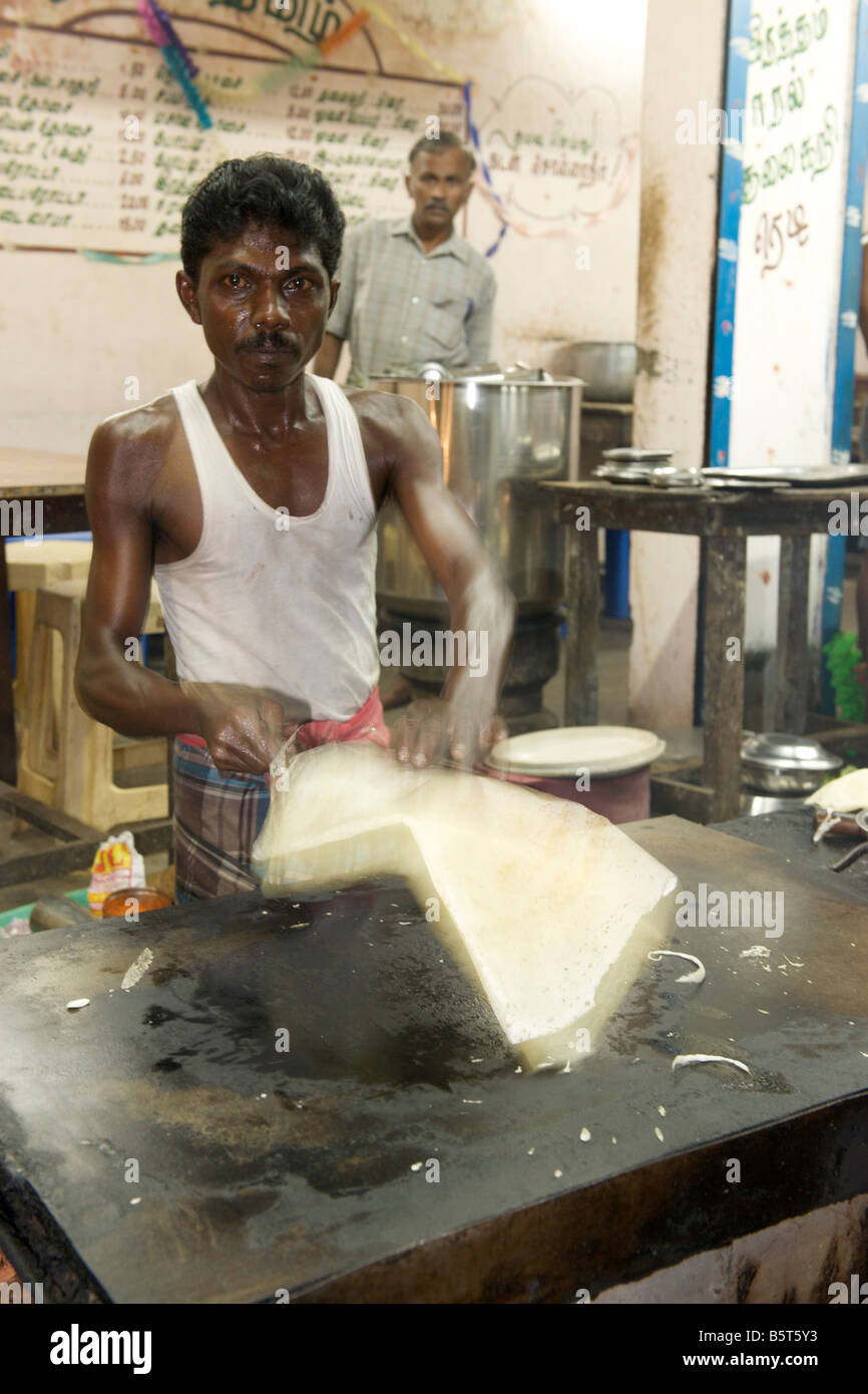 Dosa, eine südindische Pfannkuchen am Straßenrand Dhaba in Pondicherry Indien vorbereitet. Stockfoto