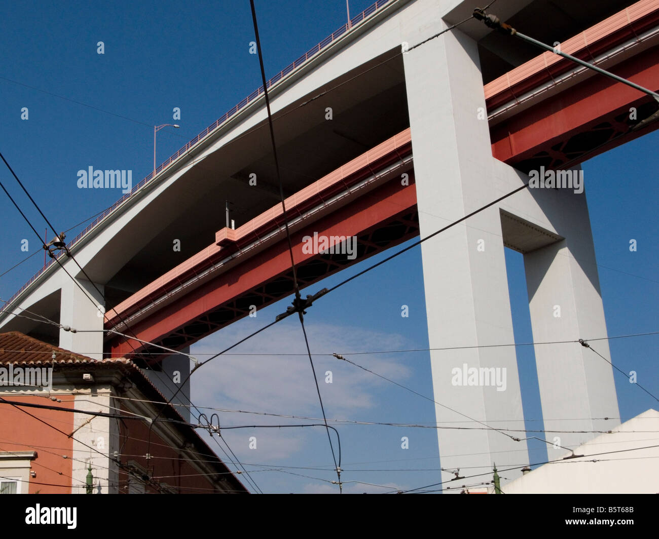 Ponte 25 Abril Straße und Schiene Brücke über den Tejo über Häuser und Straßenbahn Kabel, Santo Amaro, Lissabon, Portugal Stockfoto