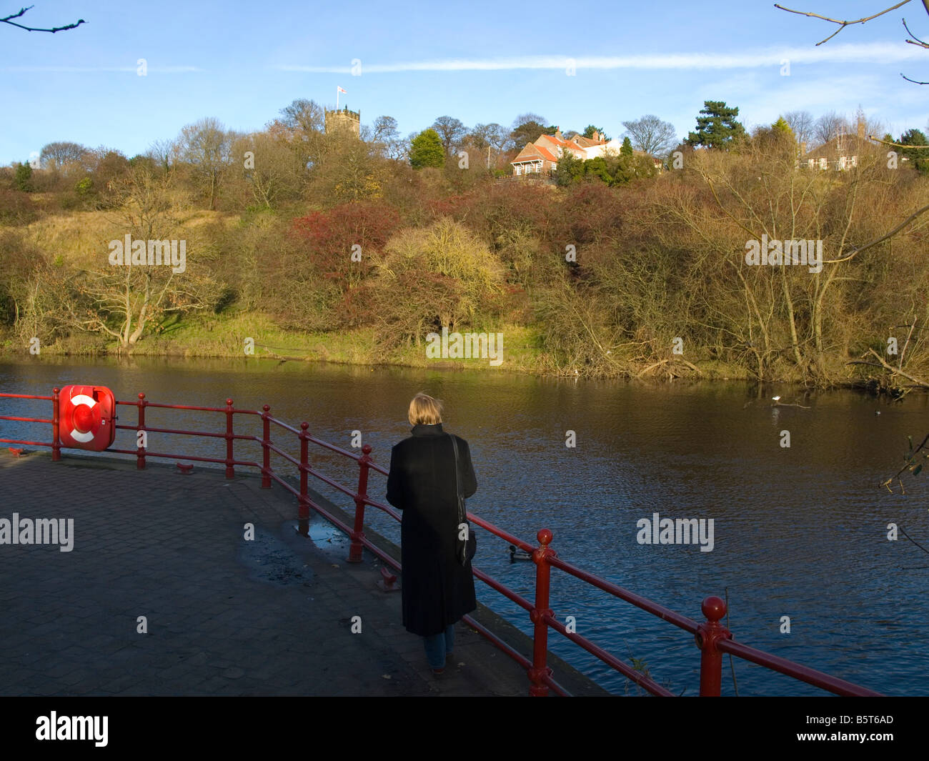 Das Dorf Egglescliffe mit der Kirche des St. Johannes des Täufers, über den Fluss Tees von YARN gesehen Stockfoto