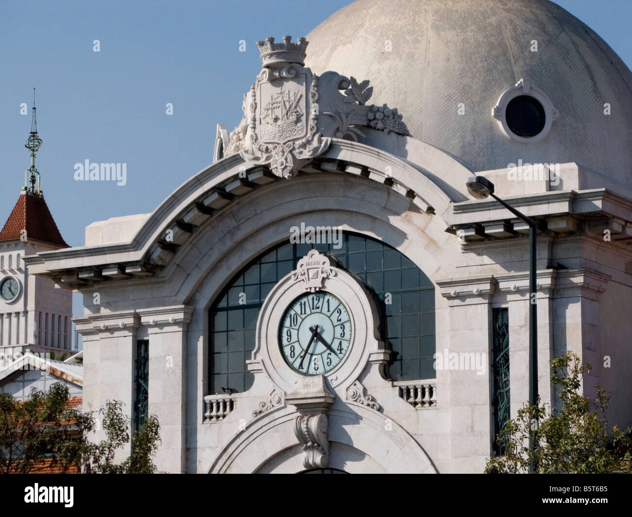 Kuppel, Uhr und Stein Wappen Mercado da Ribeira, Avenida Vinte e Quatro de Julho, Lissabon, Portugal Stockfoto