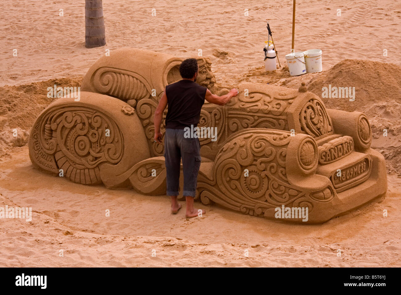 Sandskulptur eines alten Autos am Strand von Cannes, Südfrankreich. Stockfoto