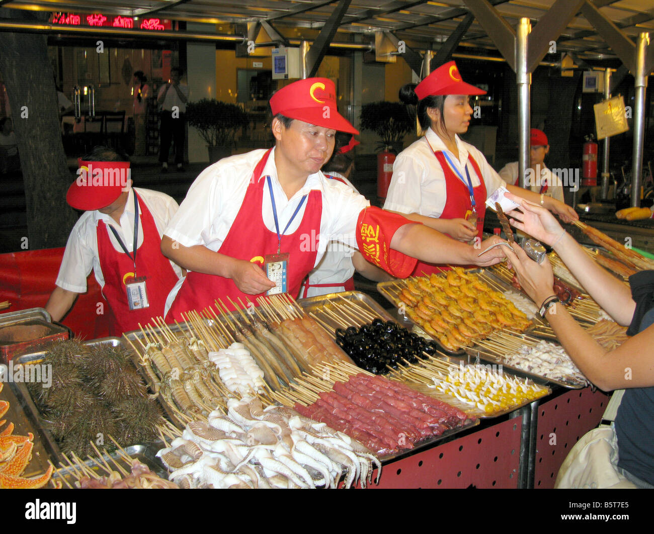 Arbeiter auf der Donghuamen Night-Food Straßenmarkt in Peking China Stockfoto