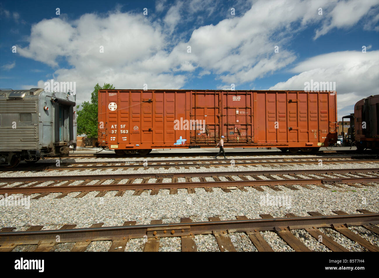 Eine rote Eisenbahn Güterwagen an die Gleiszone in Santa Fe, New Mexico. Stockfoto