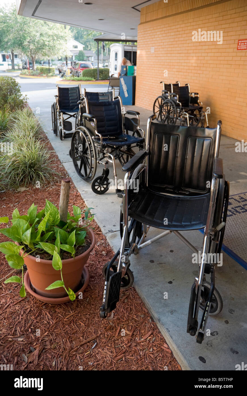 Rollstühle, die aufgereiht am Eingang der Veterans Administration Hospital Lake City Florida Stockfoto