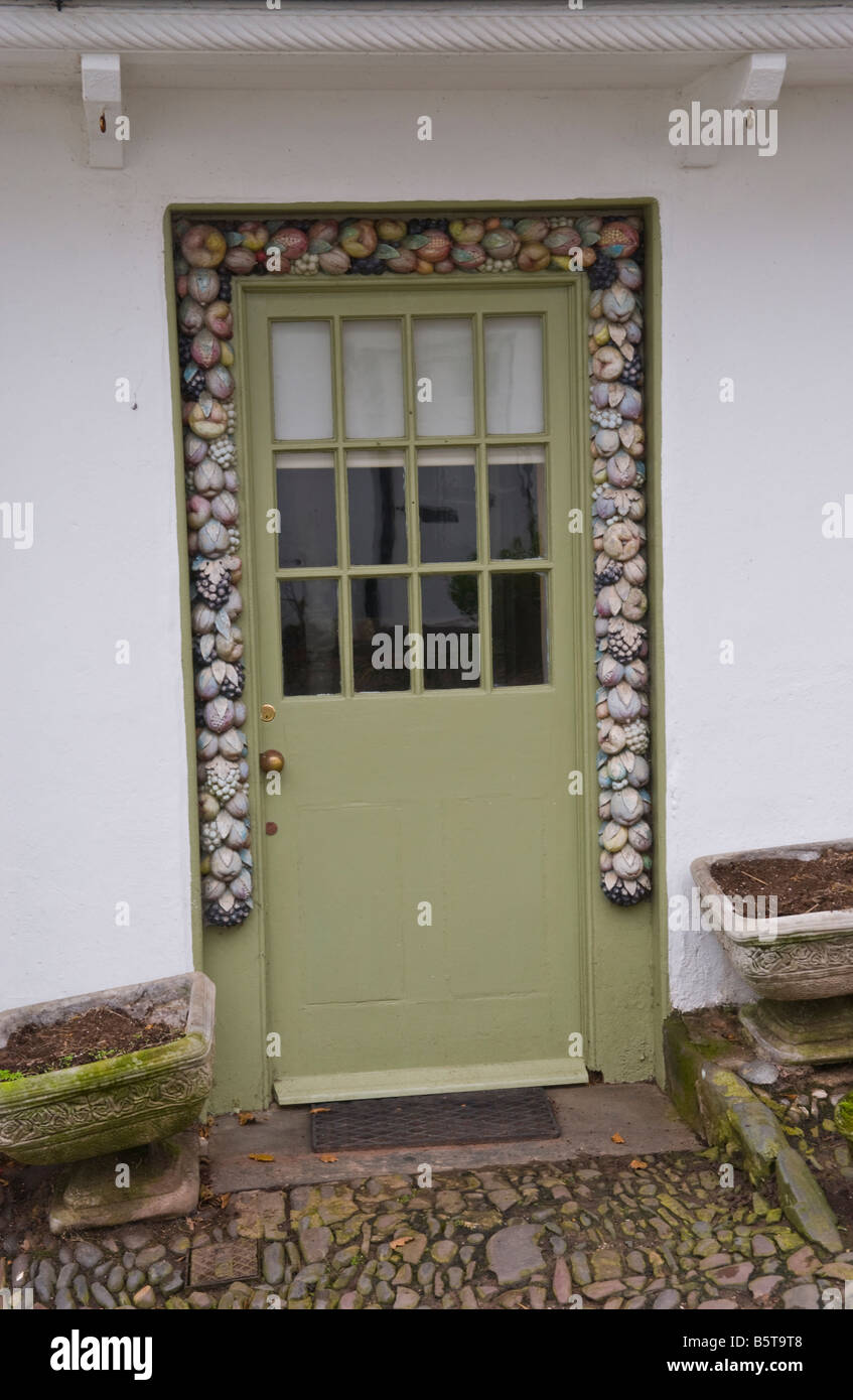 Haustür von Oberammergau Hütte datiert 1910 im küstennahen Dorf von Clovelly North Devon England UK Stockfoto