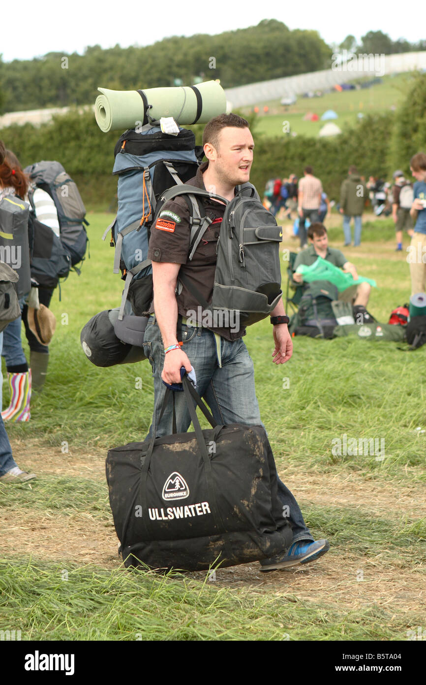 Glastonbury Festival Juni 2008 Festivalbesucher Fans erste Tag Ankunft mit schweren großen Rucksäcke, Zelte und Schlafsäcke zu gelangen Stockfoto