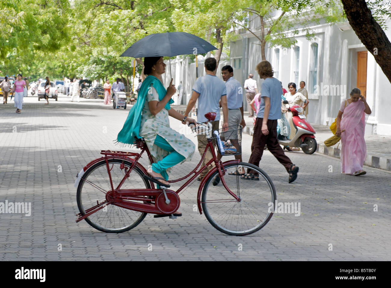 Straßenszene in das französische Viertel in der Nähe von Sri Aurobindo Ashram in Pondicherry, Indien. Stockfoto