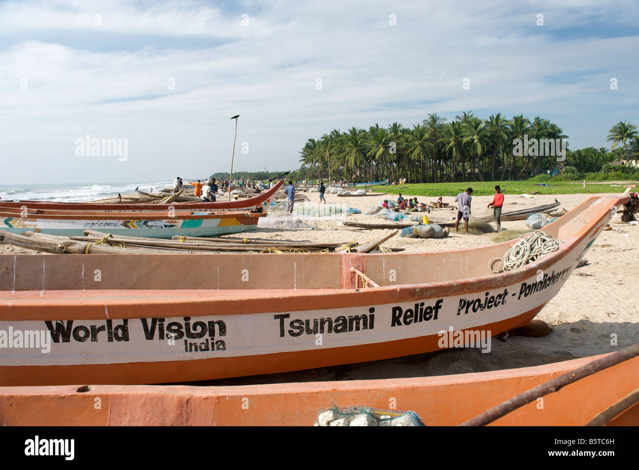 Fischer und Boote am Kailash Beach in der Nähe von Pondicherry in Indien. Stockfoto