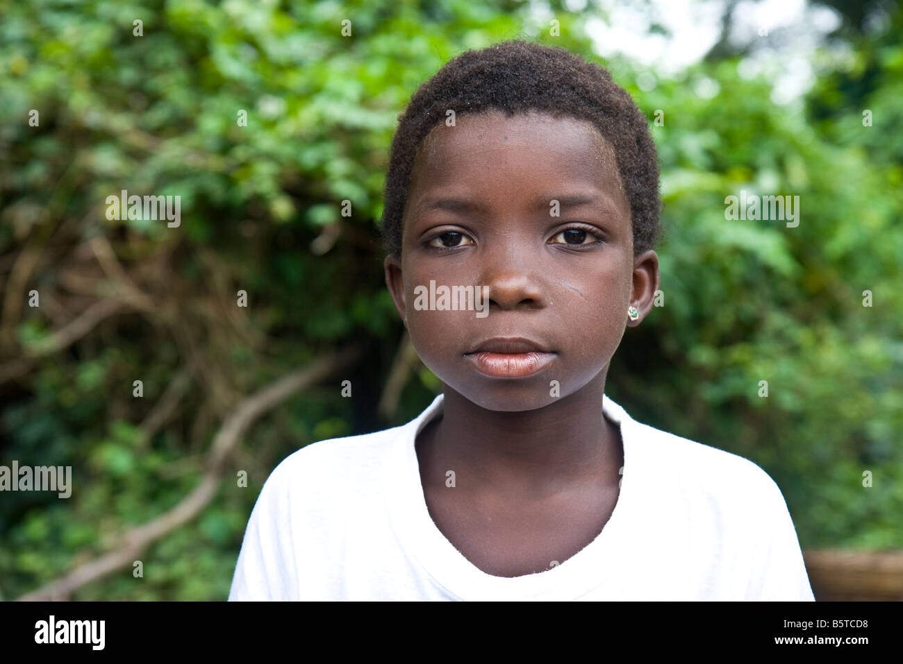 Porträt eines afrikanischen Mädchen, deren Ausbildung mit einem humanitären Hilfsorganisation gesponsert wird. Stockfoto