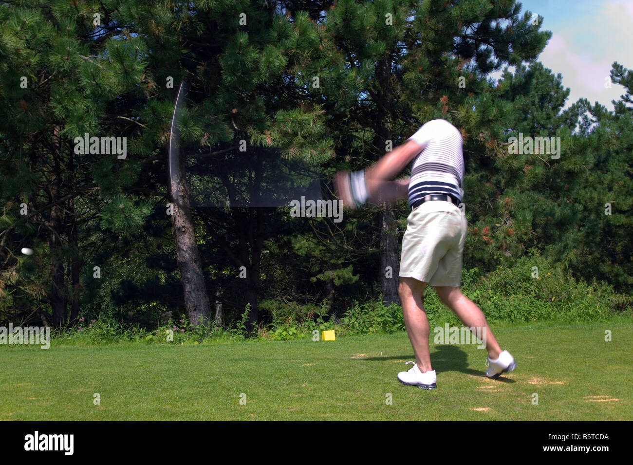 Golfspieler unter einen Abschlag mit Motion blur Stockfoto