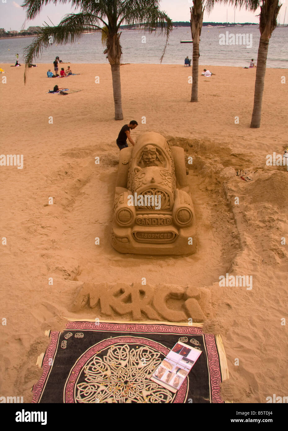 Sandskulptur eines alten Autos am Strand von Cannes, Südfrankreich. Stockfoto