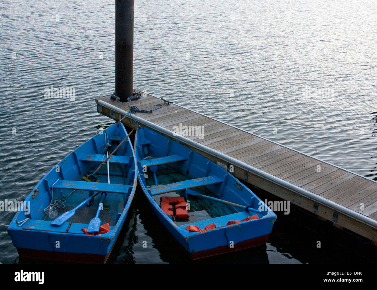 Blauen Boote an einem Dock an einem Pier gebunden. Stockfoto