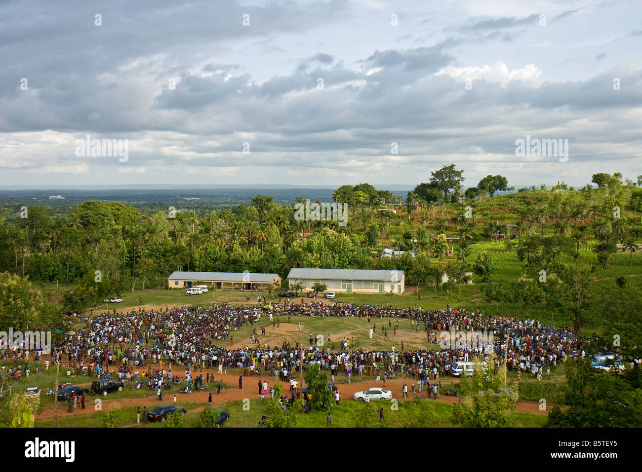 Ringkämpfe zwischen jungen Männern während des togoischen Evala-Festivals Stockfoto