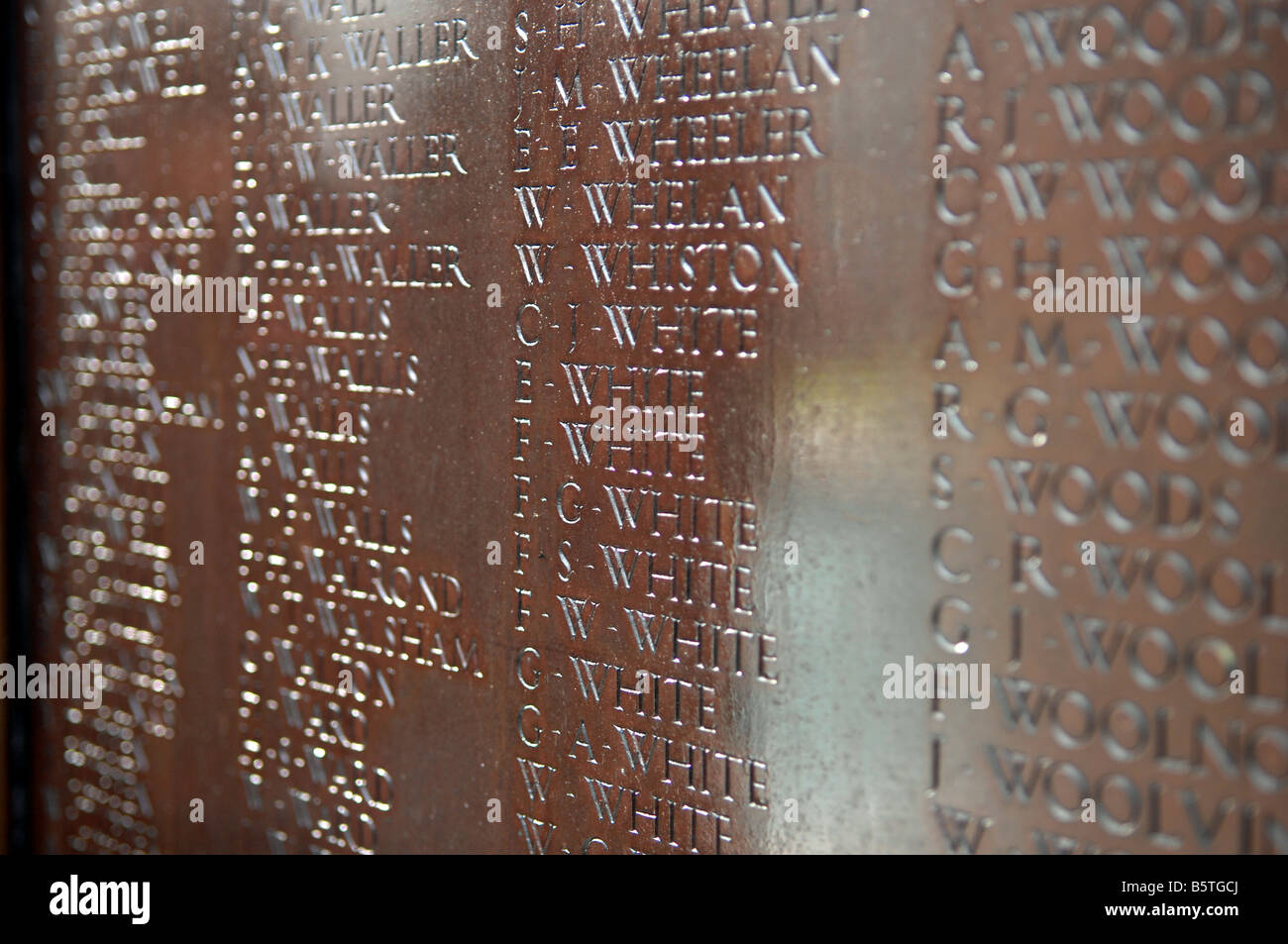 Namen von Soldaten und Frauen, die im Krieg verloren wurden, eingeschrieben auf dem Kriegsdenkmal in Brighton UK Stockfoto