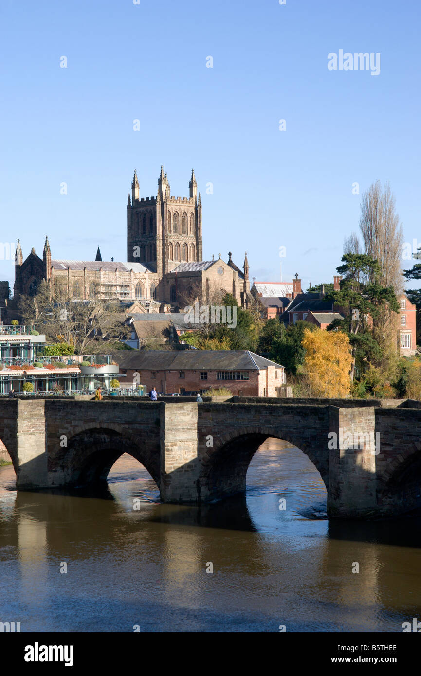 River Wye, Hereford Old Bridge und Cathedral, Hereford, Herefordshire. Stockfoto
