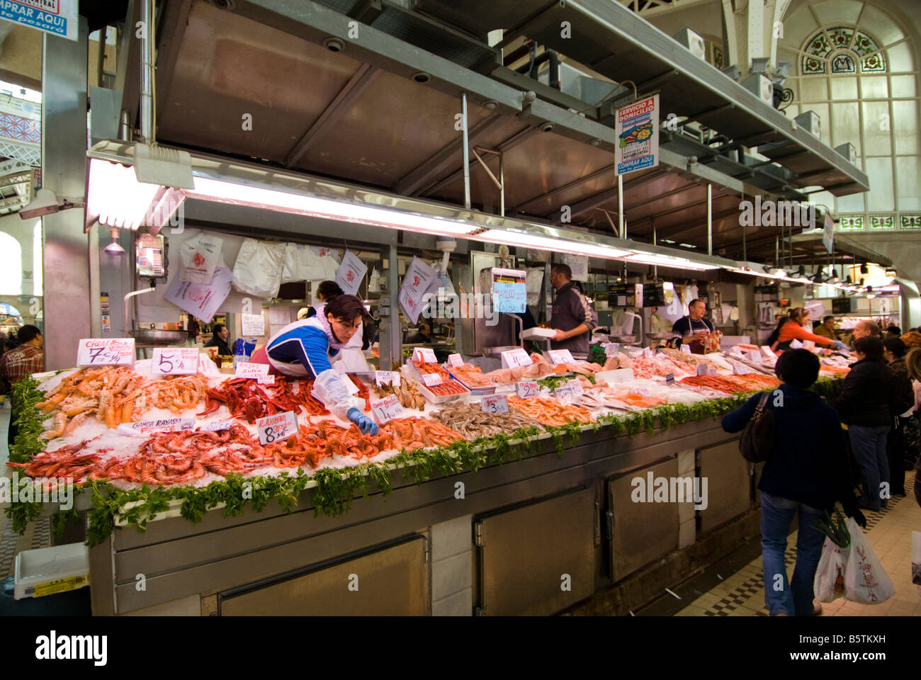 Meeresfrüchte-Stand auf dem zentralen Fischmarkt Mercado Central im historischen Stadtzentrum von Valencia, Spanien Stockfoto