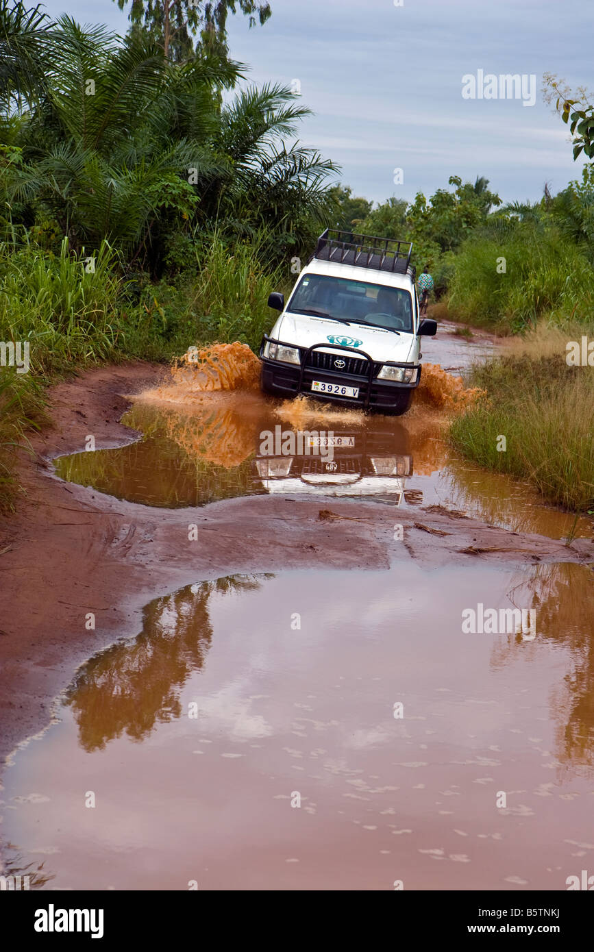 Eine humanitäre Hilfsorganisation in Afrika reist die Feldwege auf dem Weg zu einem Projekt-Besuch. Stockfoto