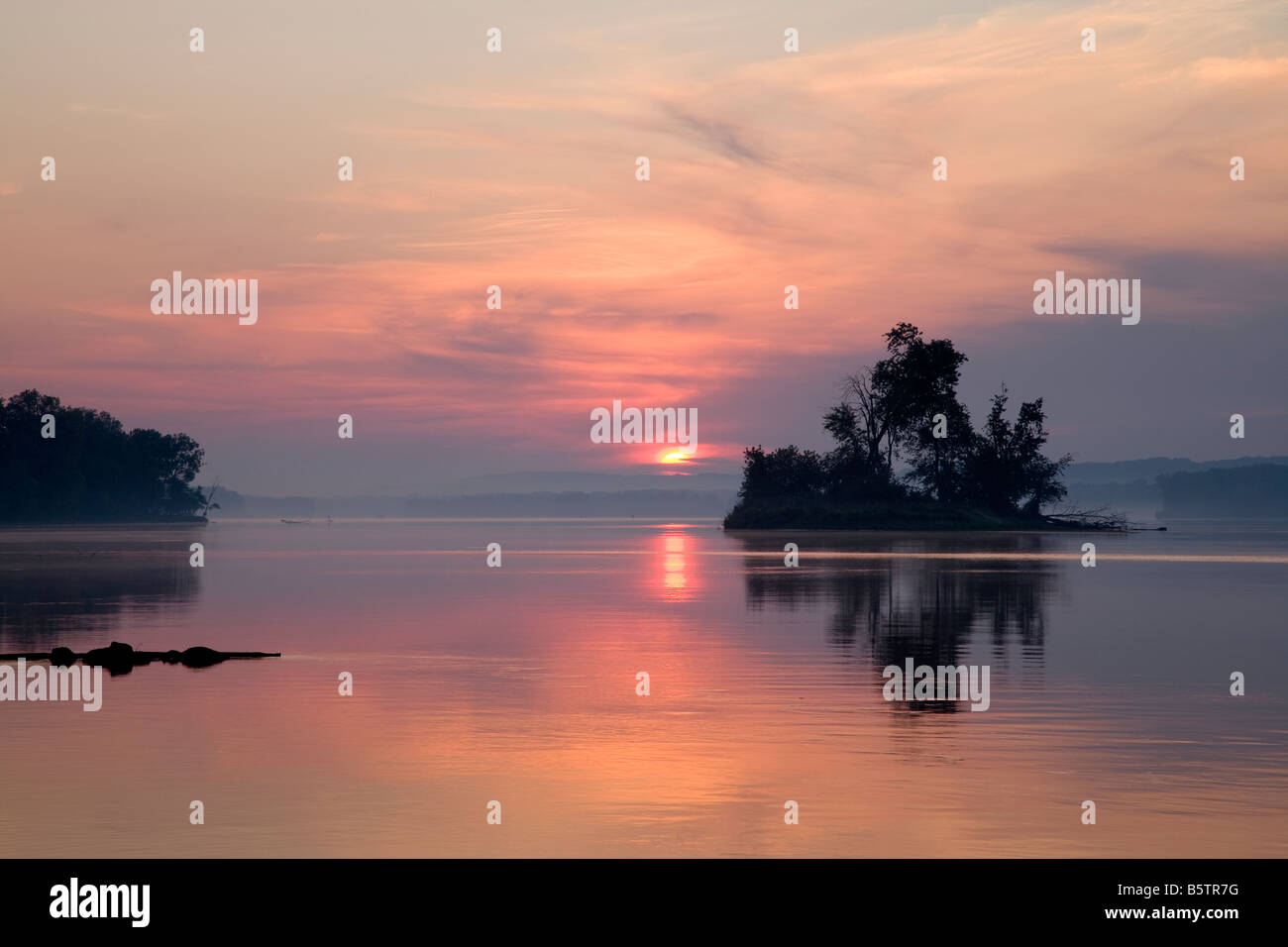 Mississippi River bei Sonnenaufgang, Fairport State Recreation Area, Iowa Stockfoto