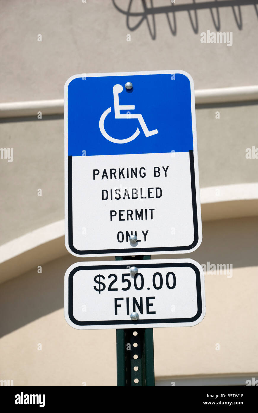 Handicap Parken Zeichen im neuen Einkaufszentrum North Florida Stockfoto