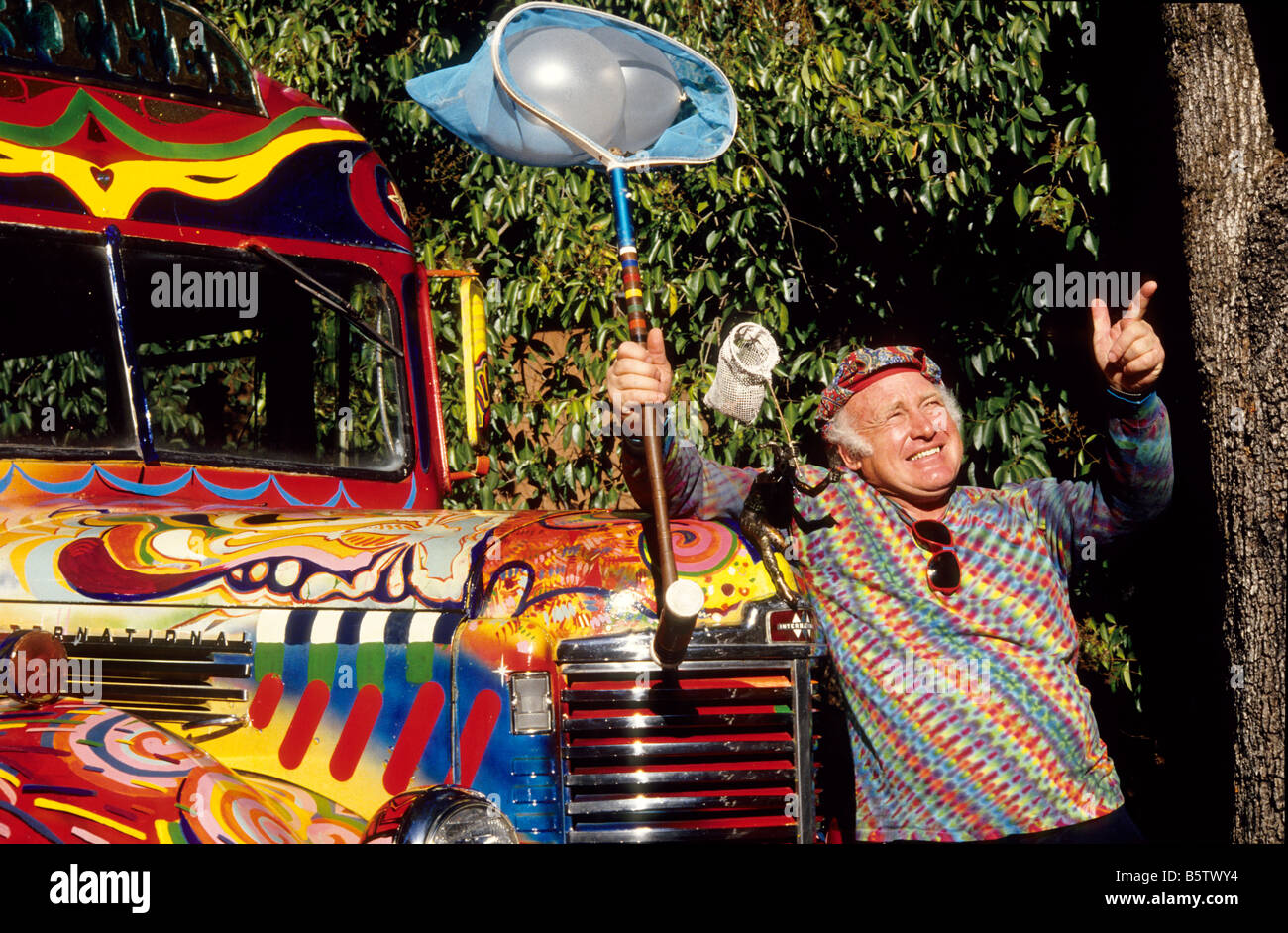 Die späten Ken Kesey mit einem Nachbau des Busses "Weiter" Merry Pranksters Stockfoto