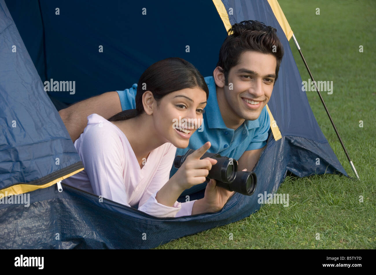 Einige liegen in einem Zelt und lächelnd Stockfoto