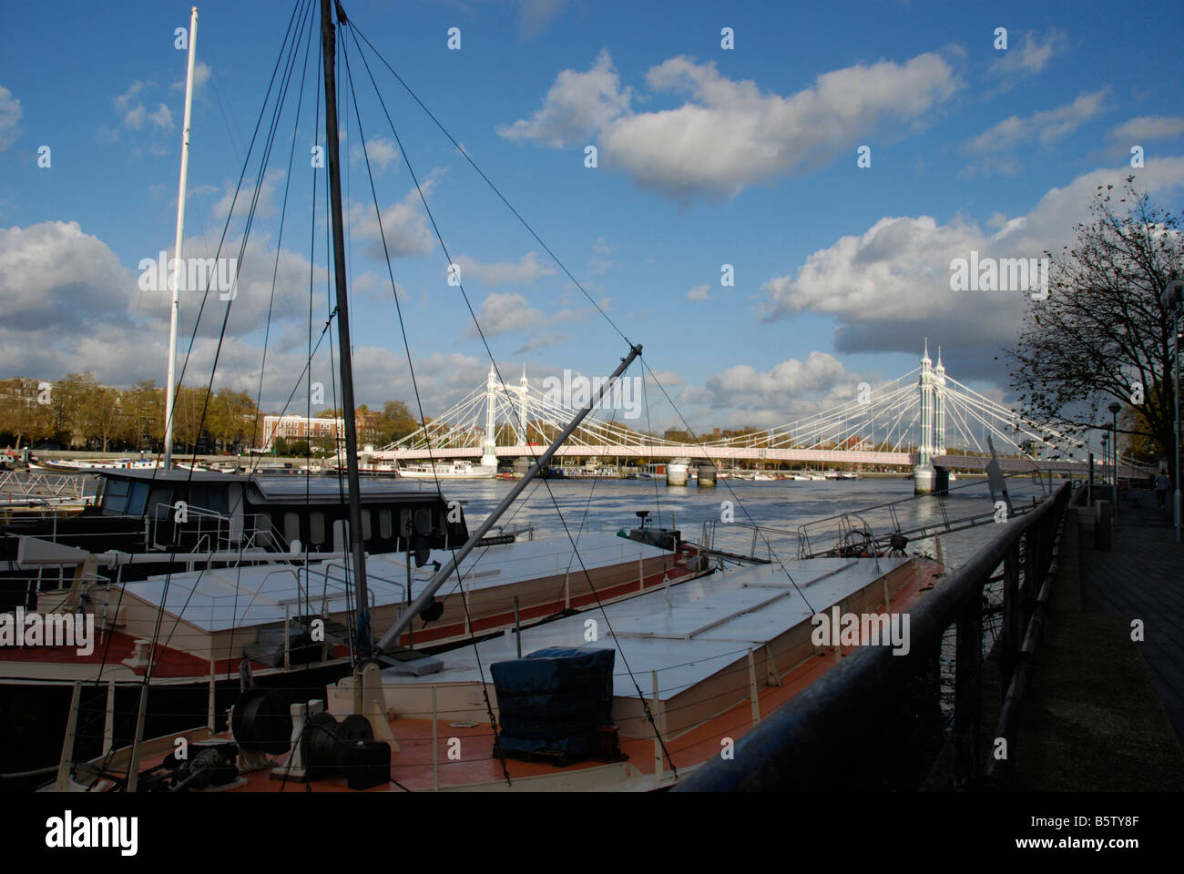 Fernsicht auf der Albert Bridge an der Themse mit Vordergrund Boote Battersea, London Stockfoto