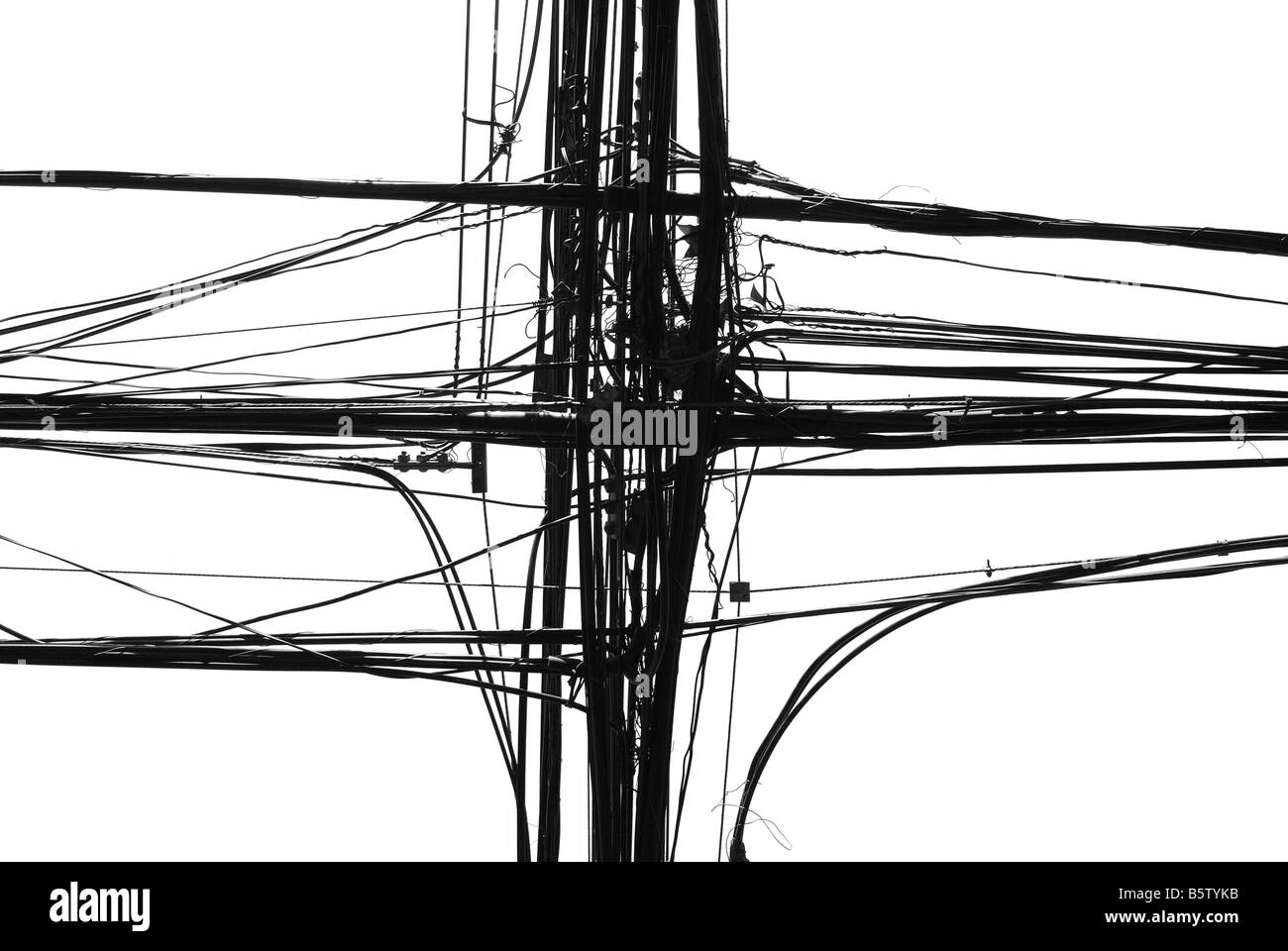 Obenliegende Telekommunikations- und Stromleitungen in Santiago, Chile. Stockfoto
