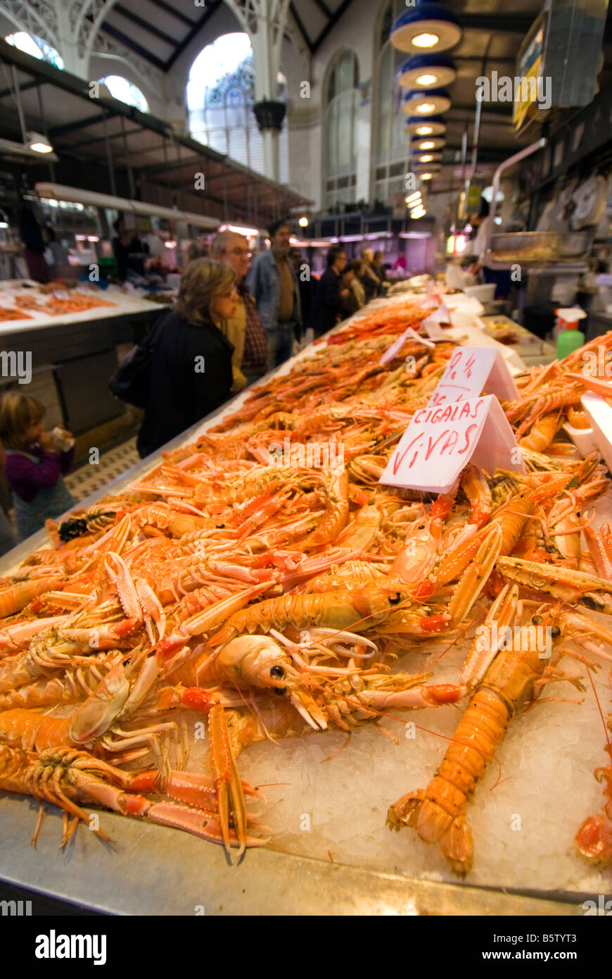 Krebse für den Verkauf in den zentralen Fisch Markt Mercado Central im historischen Stadtzentrum von Valencia, Spanien Stockfoto