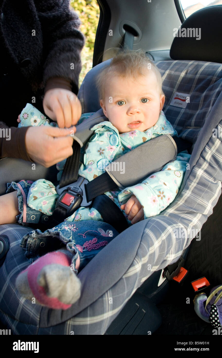 Kind Sitz Kind Baby Auto in Sicherheit sicher angeschnallt Gurt  Sicherheitsgurt Gurt Kinderstuhl Stuhl Gurt Isofix Zubehör Unfall cr  Stockfotografie - Alamy