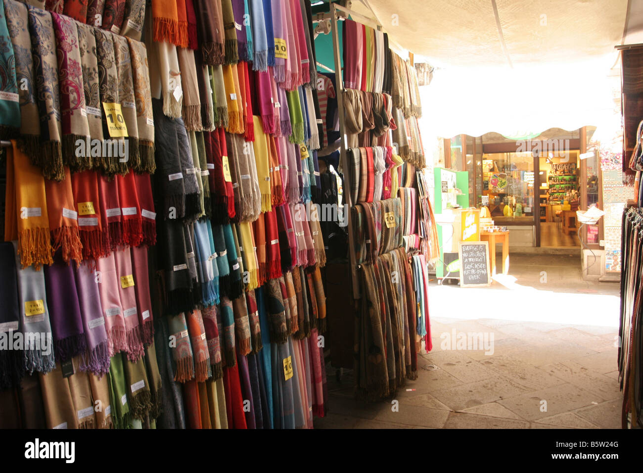 Geschenk-Stall Ruga dei Orefici Sestiere San Polo Venedig Veneto Italien Stockfoto