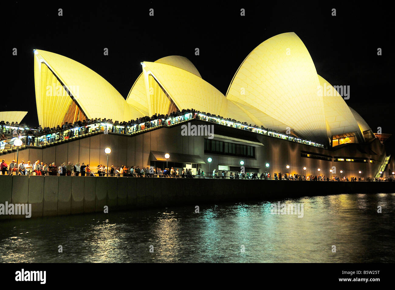 Sydney Oper in der Nacht, Schaulustige an der Reling, Ablauf der weltweit größte Luxusliner Queen Mary 2, Sydney zu suchen, Stockfoto