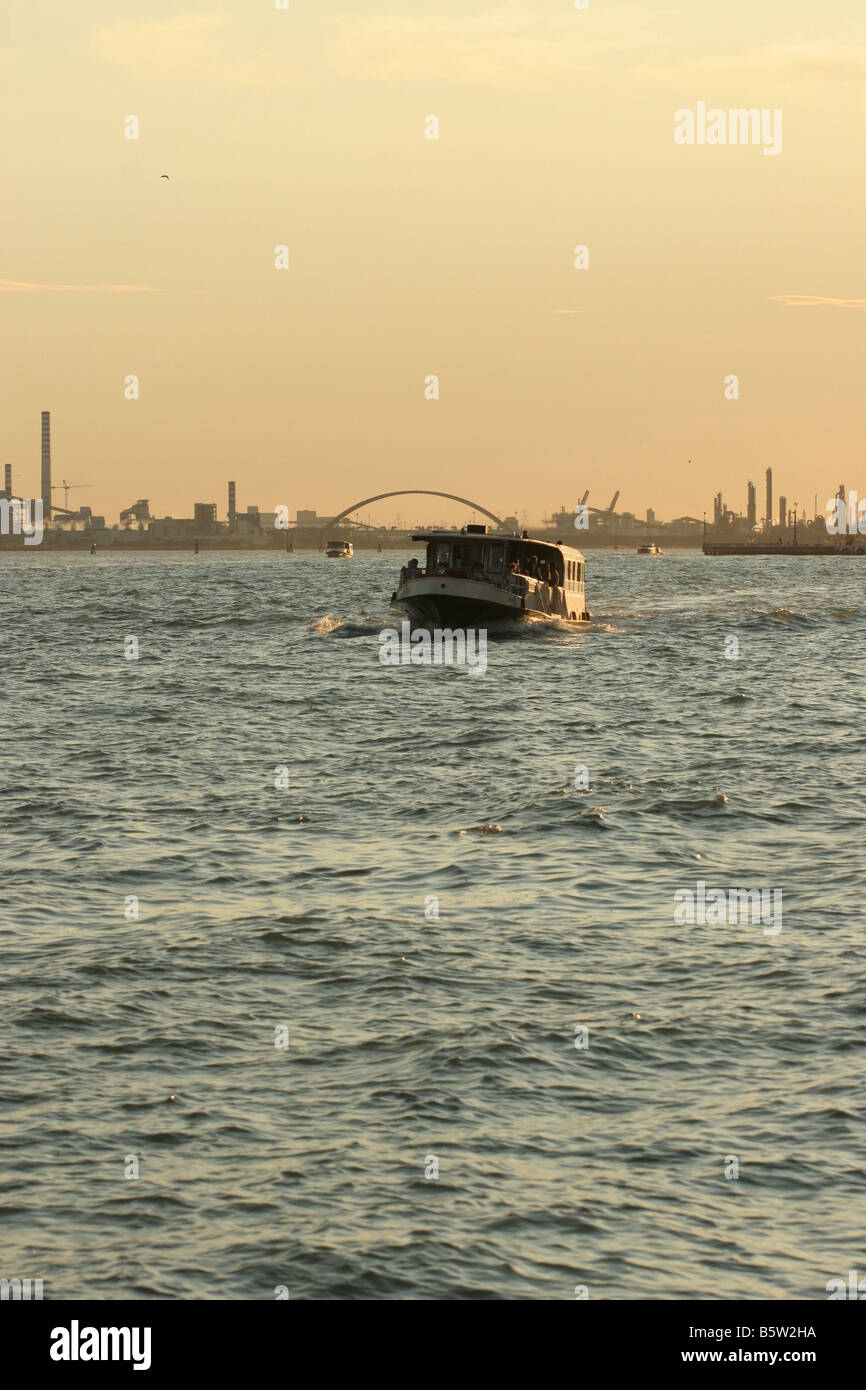 Canale della Giudecca und Porto Marghera in der Rückseite Venedig Veneto Italien Stockfoto