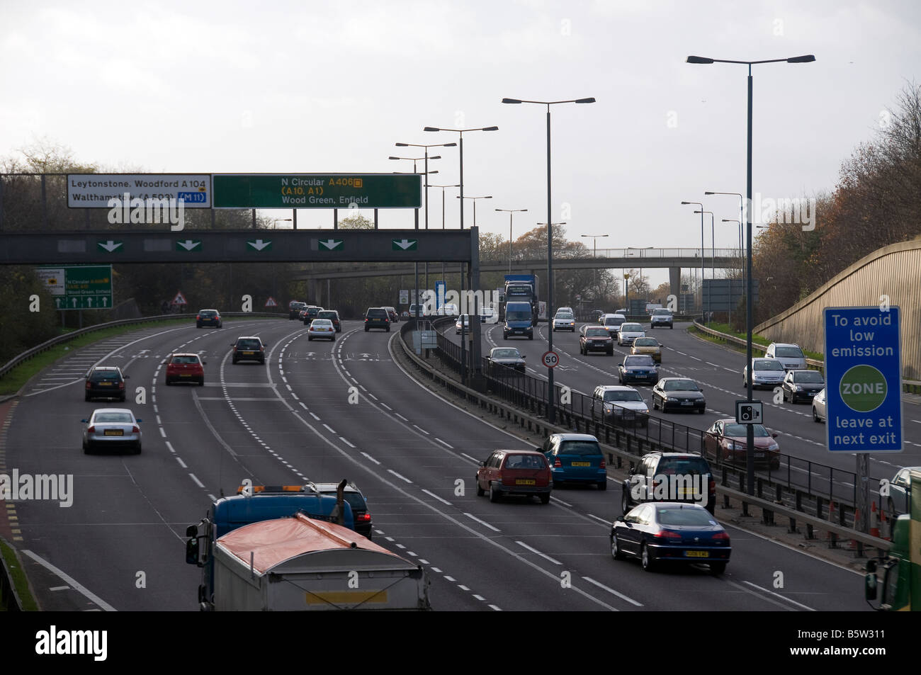 Norden kreisförmige A406 London South Woodford Verkehr beschäftigt Autos Lastwagen LKW Transporter Straßenschild leuchtet Gassen Autobahn Ringroad Stockfoto