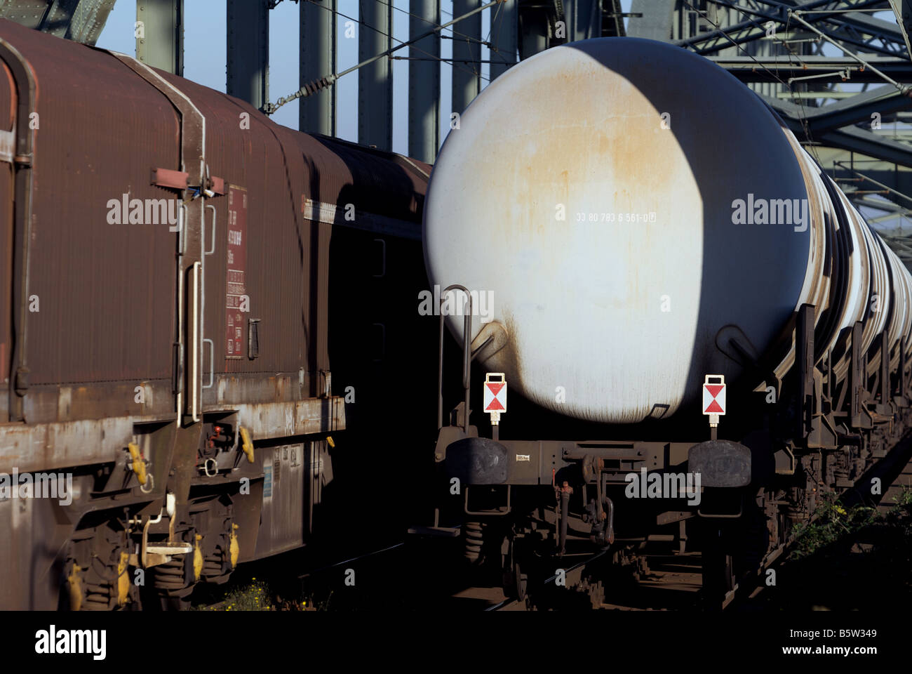 Güterzüge vorbei auf einer Brücke über den Rhein, Köln, Deutschland. Stockfoto