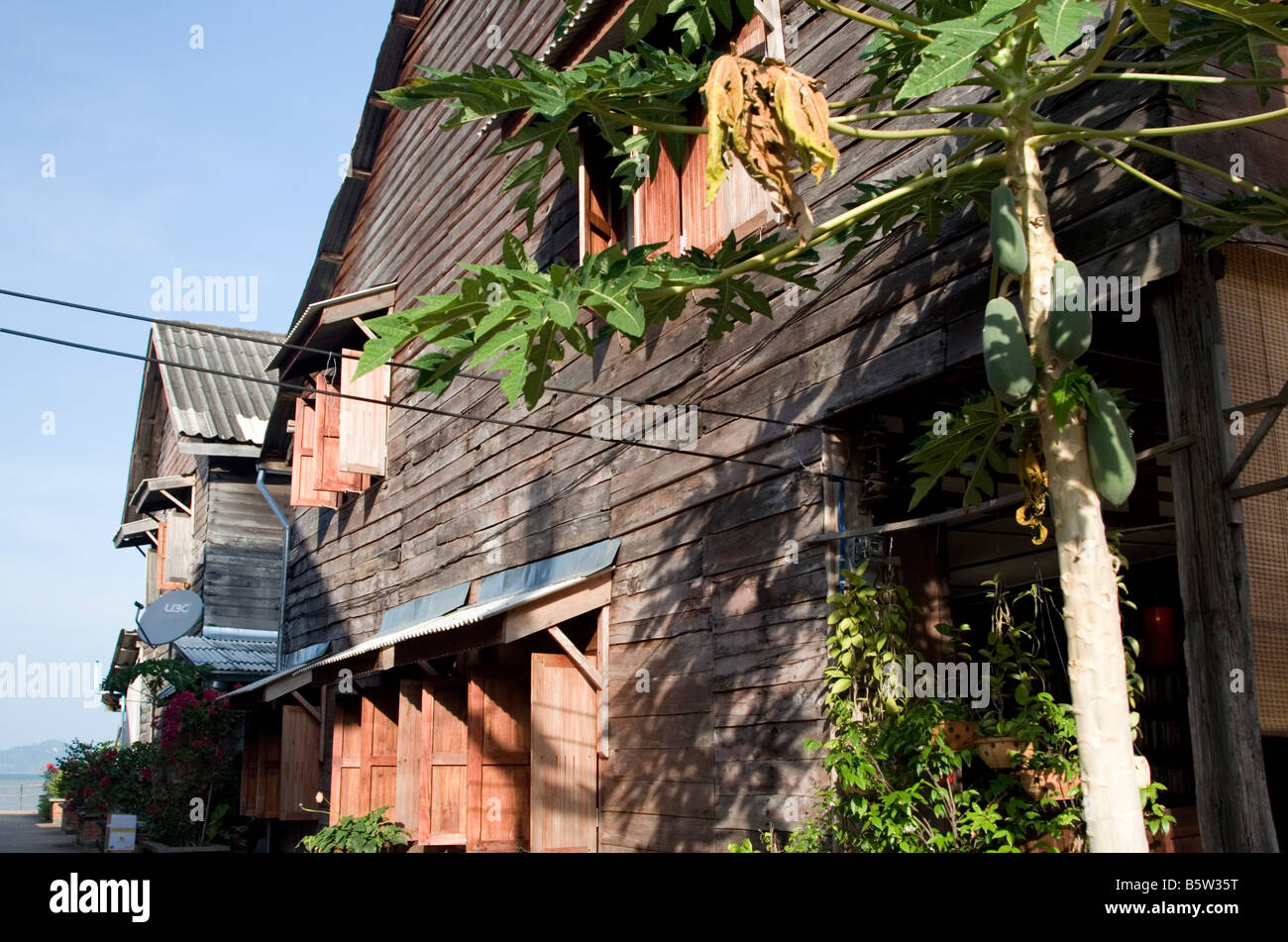Altes Holzhaus in Sri Raya, Ko Lanta, Thailand Stockfoto